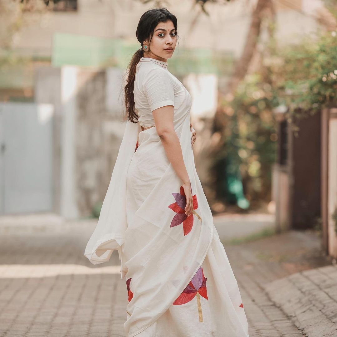 Shruti Ramachandran: രവി വർമ്മ പെയ്ന്റിങ്ങ് പോലെ.... സാരിയിൽ കിടിലൻ ഫോട്ടോസൂമായി ശ്രുതി രാമചന്ദ്രൻ; ആരാധകരുടെ മനം മയക്കി മോളിവുഡ് സുന്ദരി