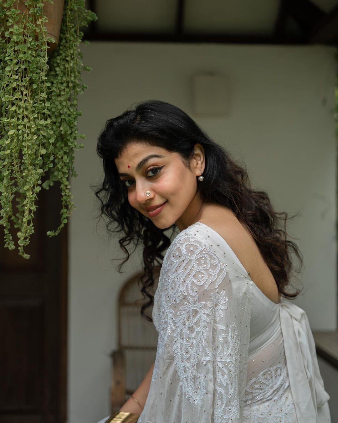 Shruti Ramachandran: രവി വർമ്മ പെയ്ന്റിങ്ങ് പോലെ.... സാരിയിൽ കിടിലൻ ഫോട്ടോസൂമായി ശ്രുതി രാമചന്ദ്രൻ; ആരാധകരുടെ മനം മയക്കി മോളിവുഡ് സുന്ദരി