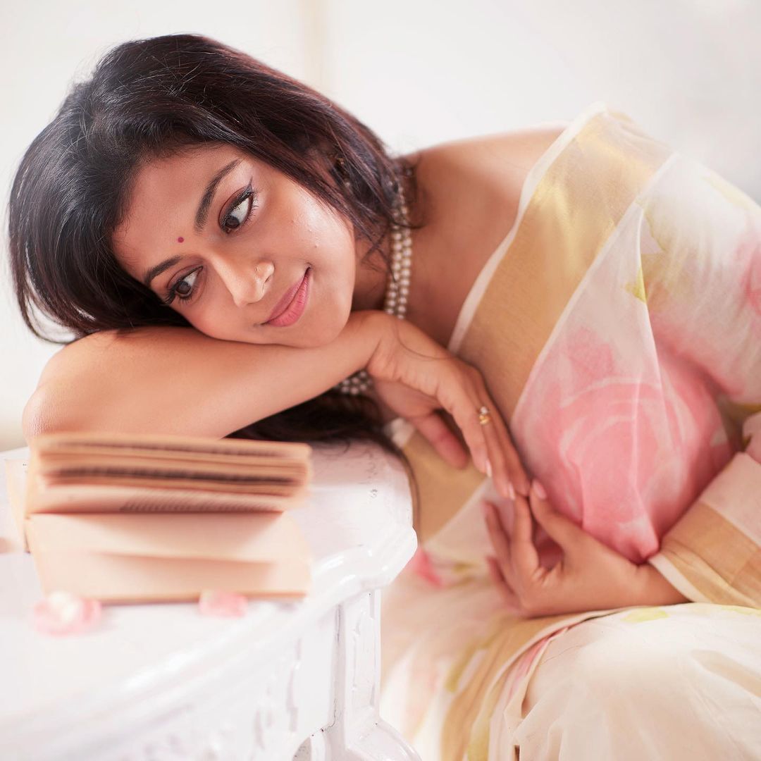 Shruti Ramachandran: രവി വർമ്മ പെയ്ന്റിങ്ങ് പോലെ.... സാരിയിൽ കിടിലൻ ഫോട്ടോസൂമായി ശ്രുതി രാമചന്ദ്രൻ; ആരാധകരുടെ മനം മയക്കി മോളിവുഡ് സുന്ദരി