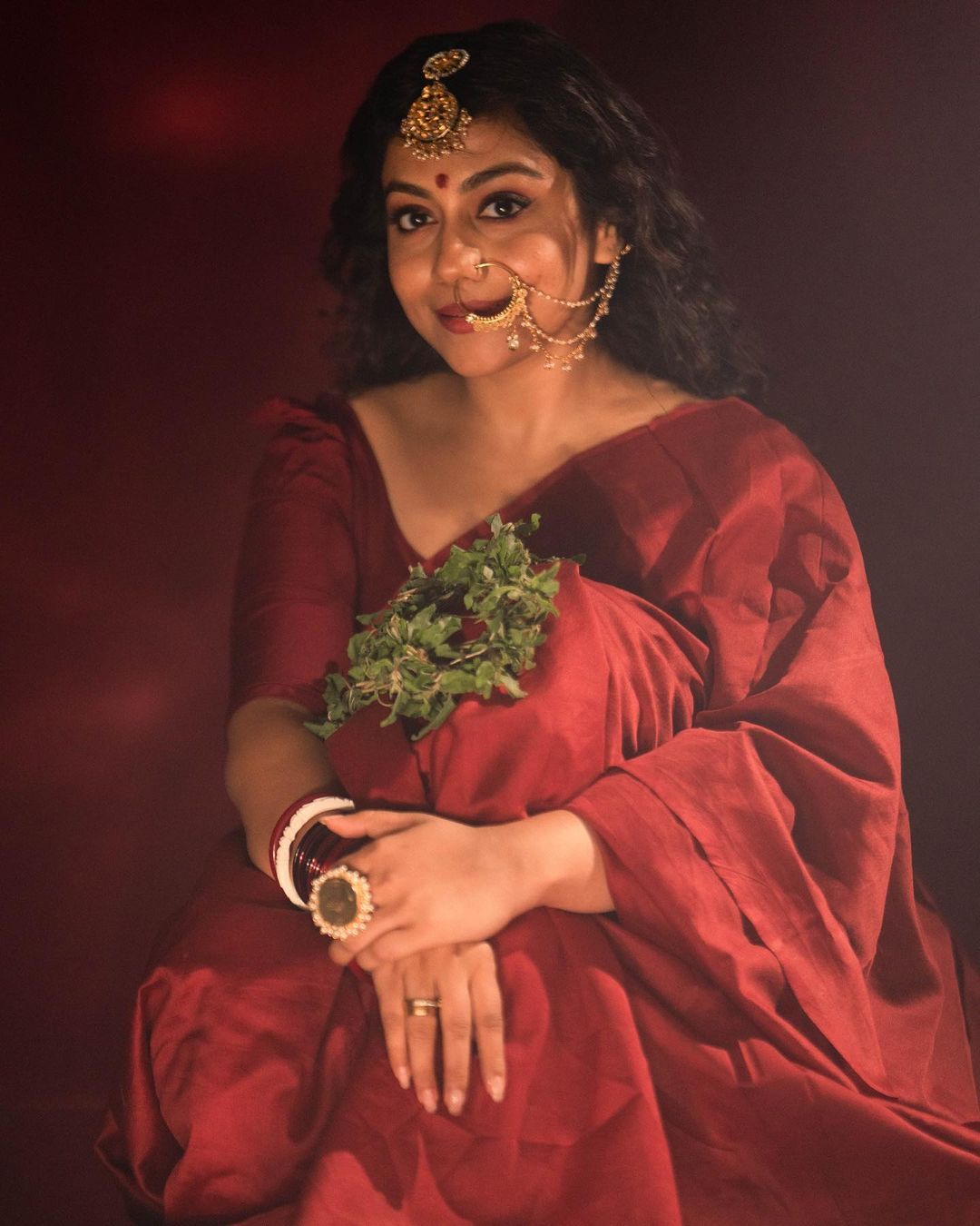 Shruti Ramachandran: രവി വർമ്മ പെയ്ന്റിങ്ങ് പോലെ.... സാരിയിൽ കിടിലൻ ഫോട്ടോസൂമായി ശ്രുതി രാമചന്ദ്രൻ; ആരാധകരുടെ മനം മയക്കി മോളിവുഡ് സുന്ദരി