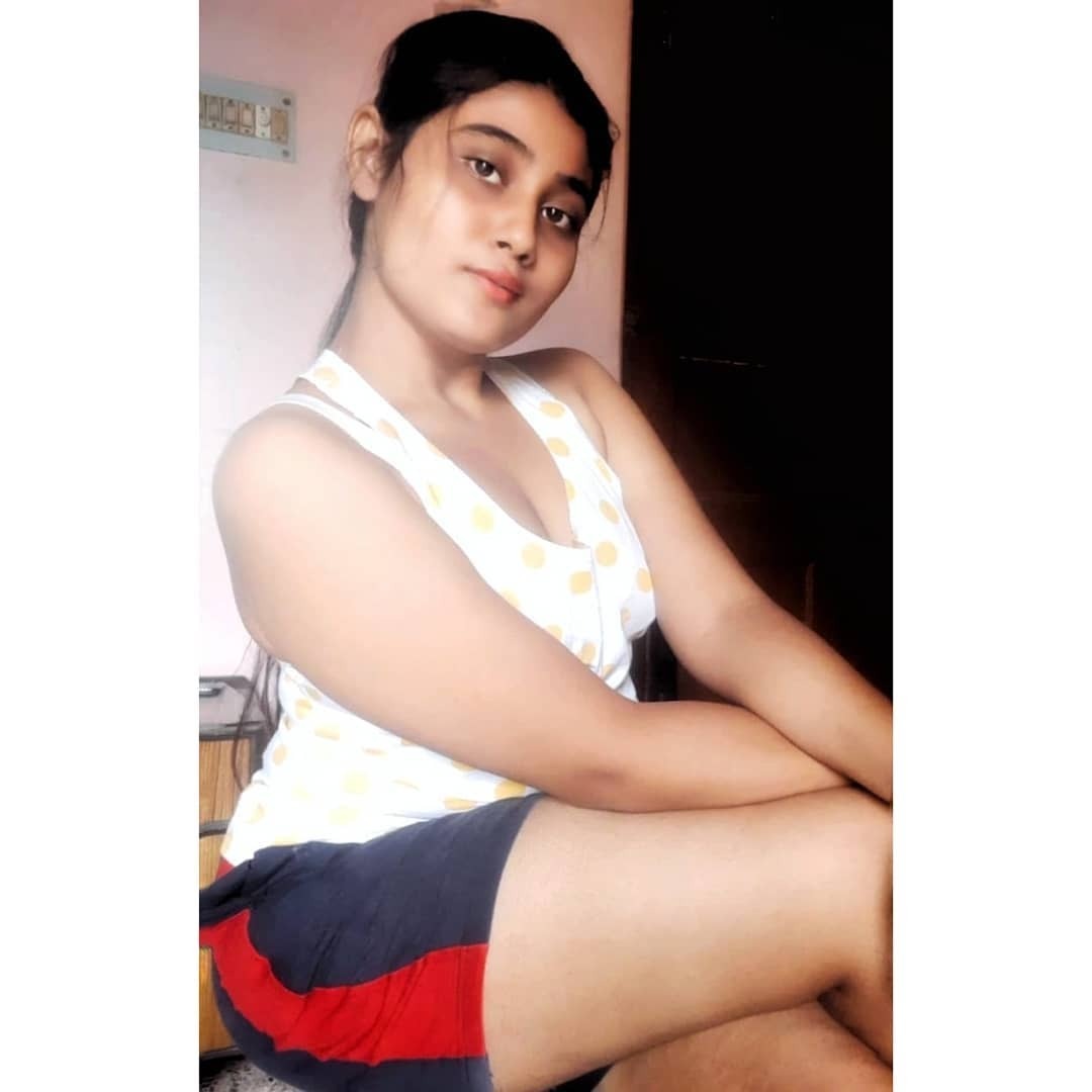 PHOTOS : மாடல் சௌமி சாஹாவின் லேட்டஸ்ட் அசத்தல் புகைப்படங்கள்..