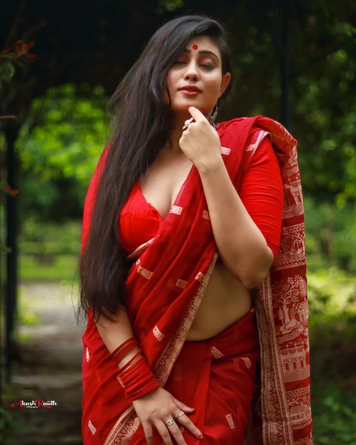 PHOTOS : மாடல் சௌமி சாஹாவின் லேட்டஸ்ட் அசத்தல் புகைப்படங்கள்..