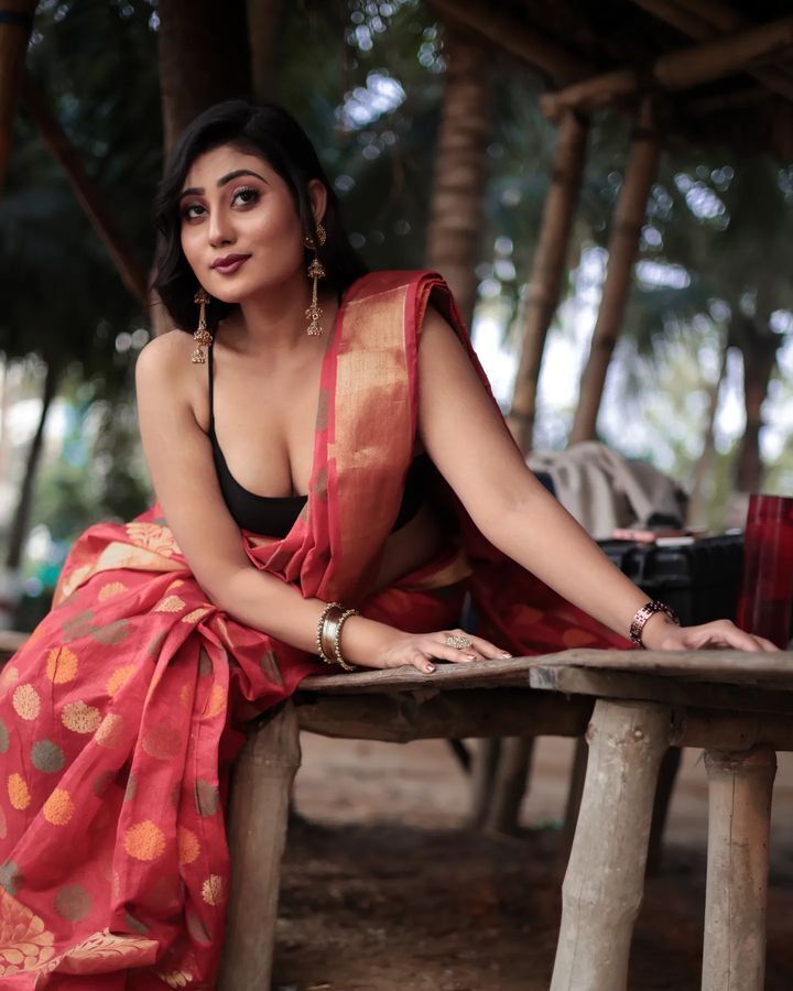 PHOTOS : மாடல் சௌமி சாஹாவின் லேட்டஸ்ட் அசத்தல் புகைப்படங்கள்..