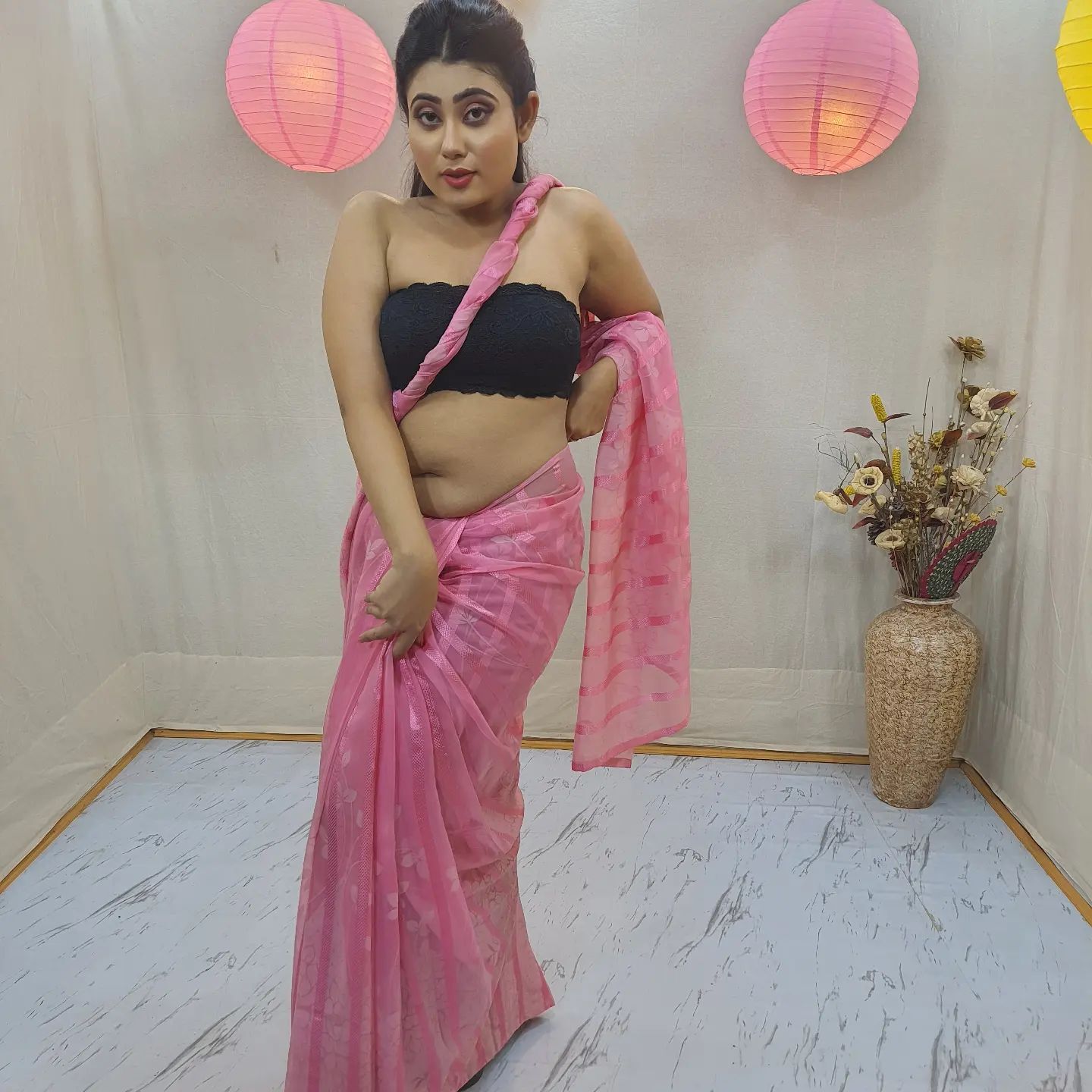 PHOTOS : மாடல் சௌமி சாஹாவின் லேட்டஸ்ட் அசத்தல் புகைப்படங்கள்..