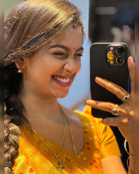 photos : க்யூட்டானா ஸ்மைல போட்டு சாச்சிட்டாளே! நடிகை ஸ்வாதி கொண்டே லேட்டஸ்ட் க்ளிக்ஸ் இதோ!