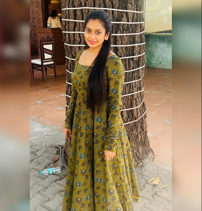 photos : க்யூட்டானா ஸ்மைல போட்டு சாச்சிட்டாளே! நடிகை ஸ்வாதி கொண்டே லேட்டஸ்ட் க்ளிக்ஸ் இதோ!