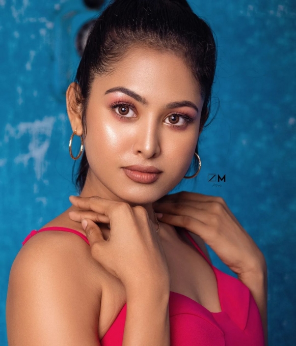 photos : ட்ரான்ஸ்பரண்ட் சேலையில் தெறிக்கவிடும் அழகு.. விஜய் டிவி சீரியல் நடிகையின் ஸ்டன்னிங் போட்டோஸ்!