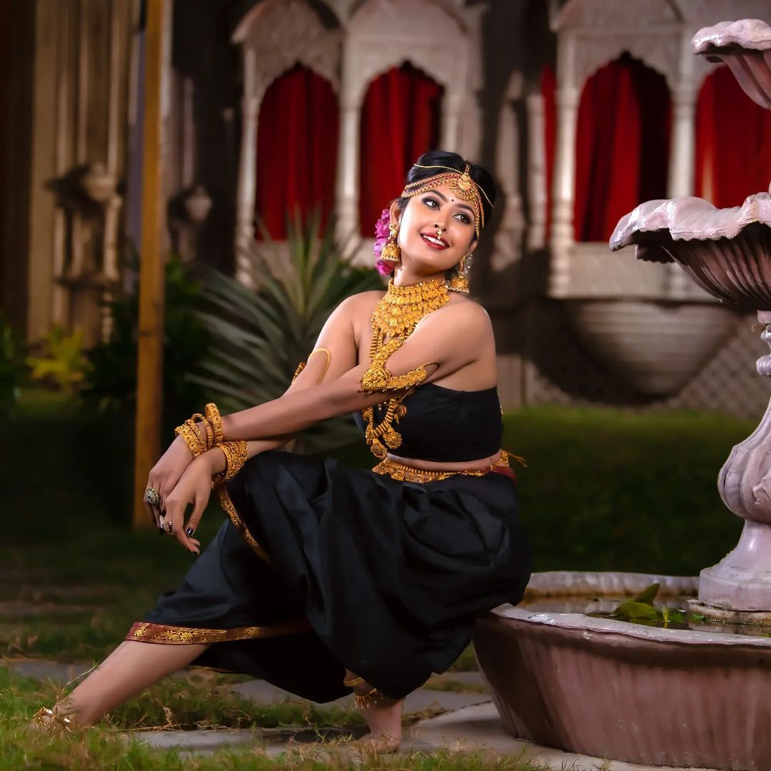 photos : ட்ரான்ஸ்பரண்ட் சேலையில் தெறிக்கவிடும் அழகு.. விஜய் டிவி சீரியல் நடிகையின் ஸ்டன்னிங் போட்டோஸ்!