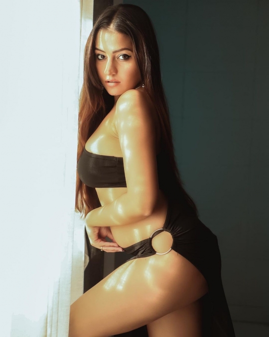 photos : புலித்தோல் உடையில் ஏங்கவைக்கும் சிம்ரன் கவுர்.. அசத்தல் ஸ்டில்ஸ் இதோ!