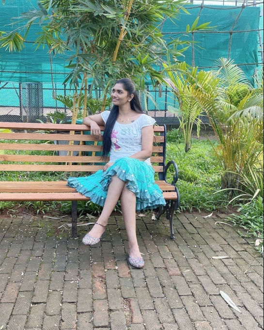 photos : டைட் கவுனில் ரசிகர்களை சிலிர்க்க வைத்த க்ரித்திகா அண்ணாமலை.. வேற லெவல் போட்டோஸ் இதோ! 