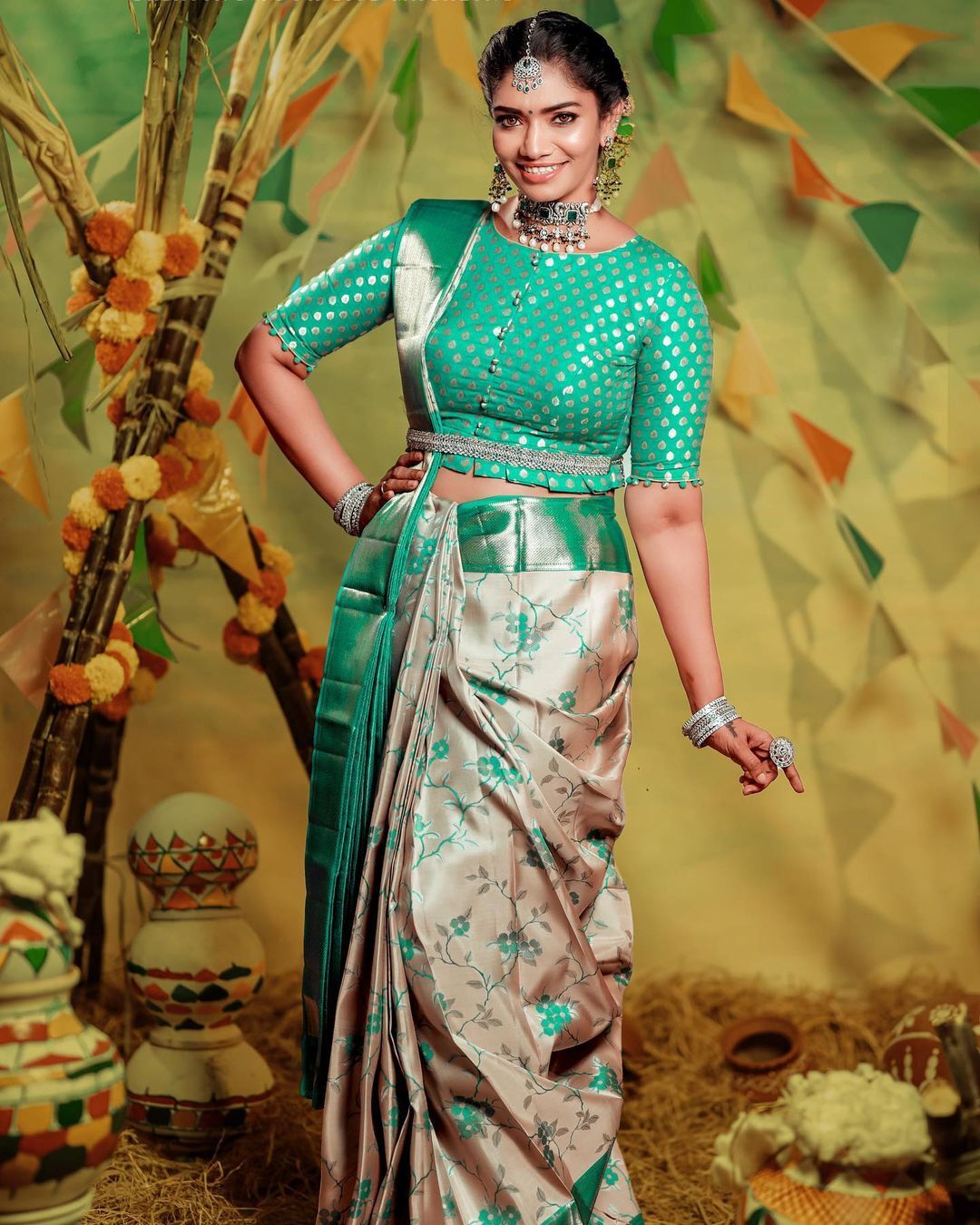 photos : டைட் கவுனில் ரசிகர்களை சிலிர்க்க வைத்த க்ரித்திகா அண்ணாமலை.. வேற லெவல் போட்டோஸ் இதோ! 