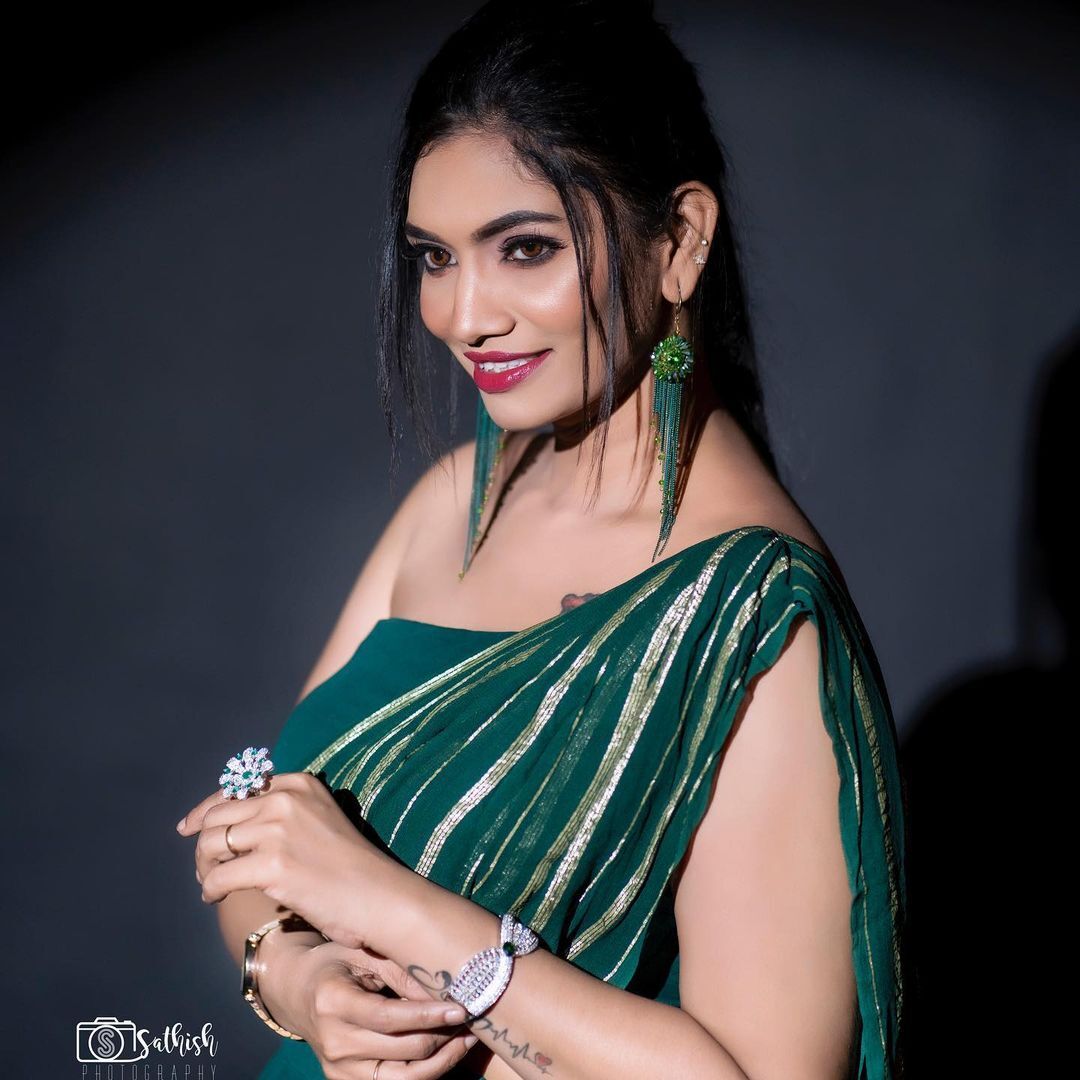 photos : டைட் கவுனில் ரசிகர்களை சிலிர்க்க வைத்த க்ரித்திகா அண்ணாமலை.. வேற லெவல் போட்டோஸ் இதோ! 