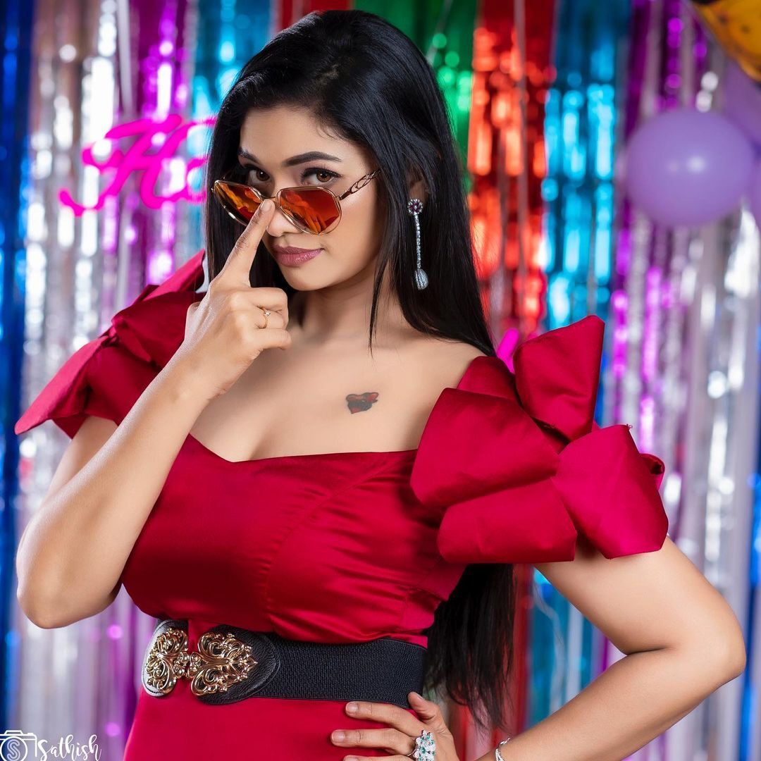 photos : டைட் கவுனில் ரசிகர்களை சிலிர்க்க வைத்த க்ரித்திகா அண்ணாமலை.. வேற லெவல் போட்டோஸ் இதோ! 