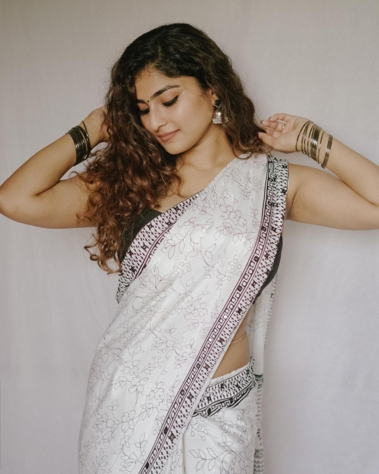 photos : புடவையில் சொக்கவைக்கும் அழகு.. நடிகை காயத்ரி அசோக்கின் அசத்தல் க்ளிக்ஸ்!