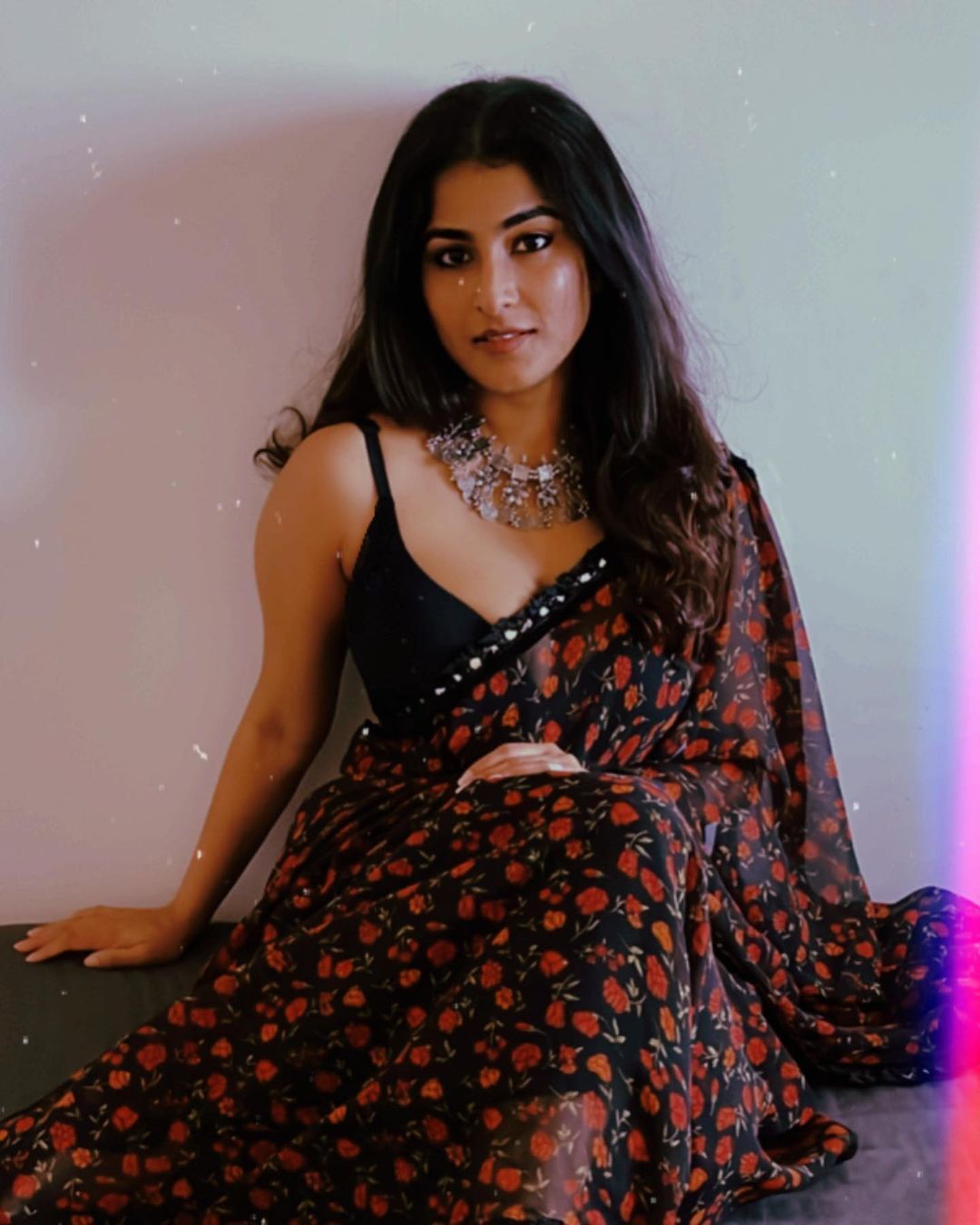 photos : புடவையில் சொக்கவைக்கும் அழகு.. நடிகை காயத்ரி அசோக்கின் அசத்தல் க்ளிக்ஸ்!