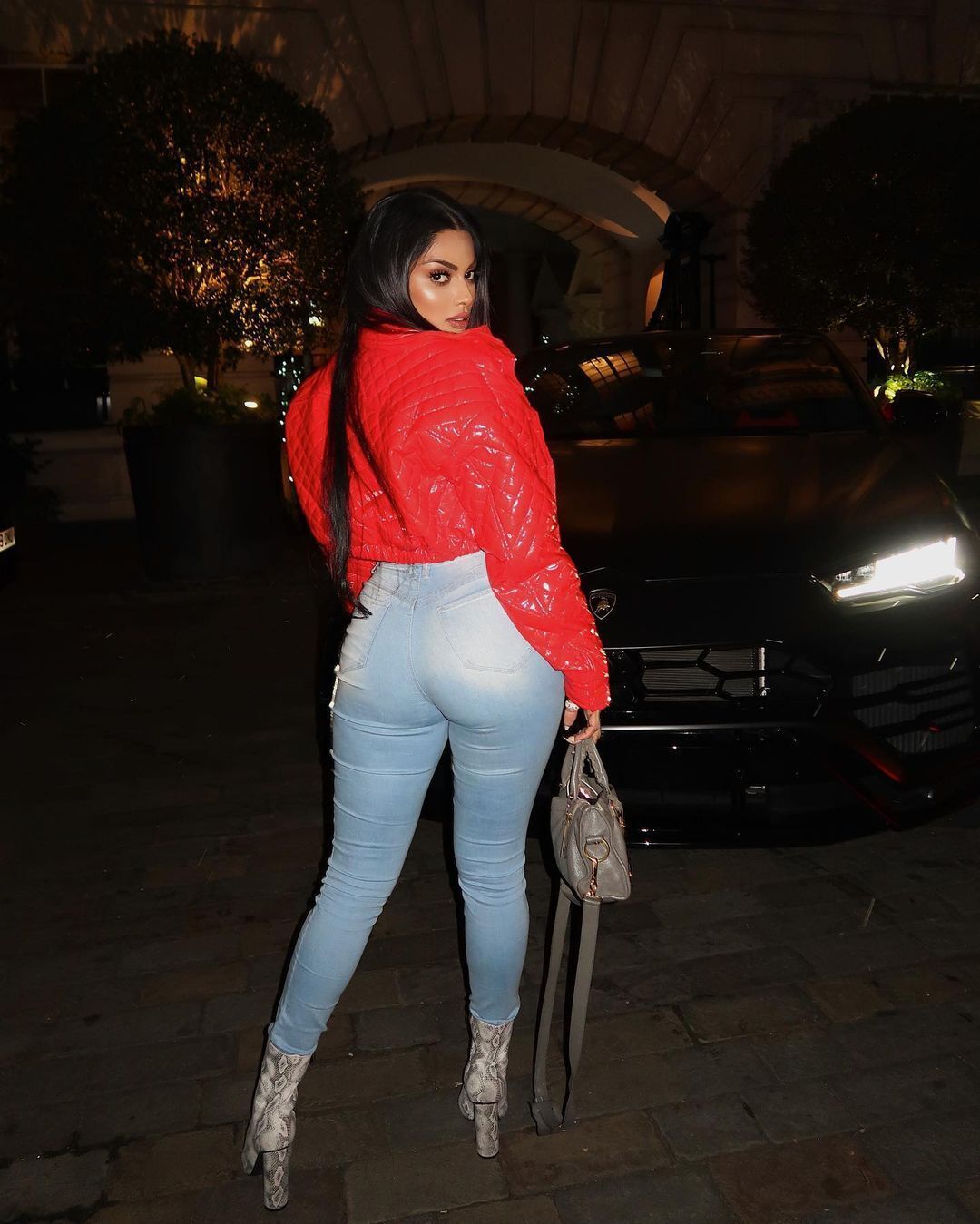 PHOTOS : பிகினியில் வளைந்து நெளிந்து போஸ் கொடுத்த சந்திரிக்கா ரவி.. சுண்டியிழுக்கும் லேட்டஸ்ட் பிக்ஸ்.. 