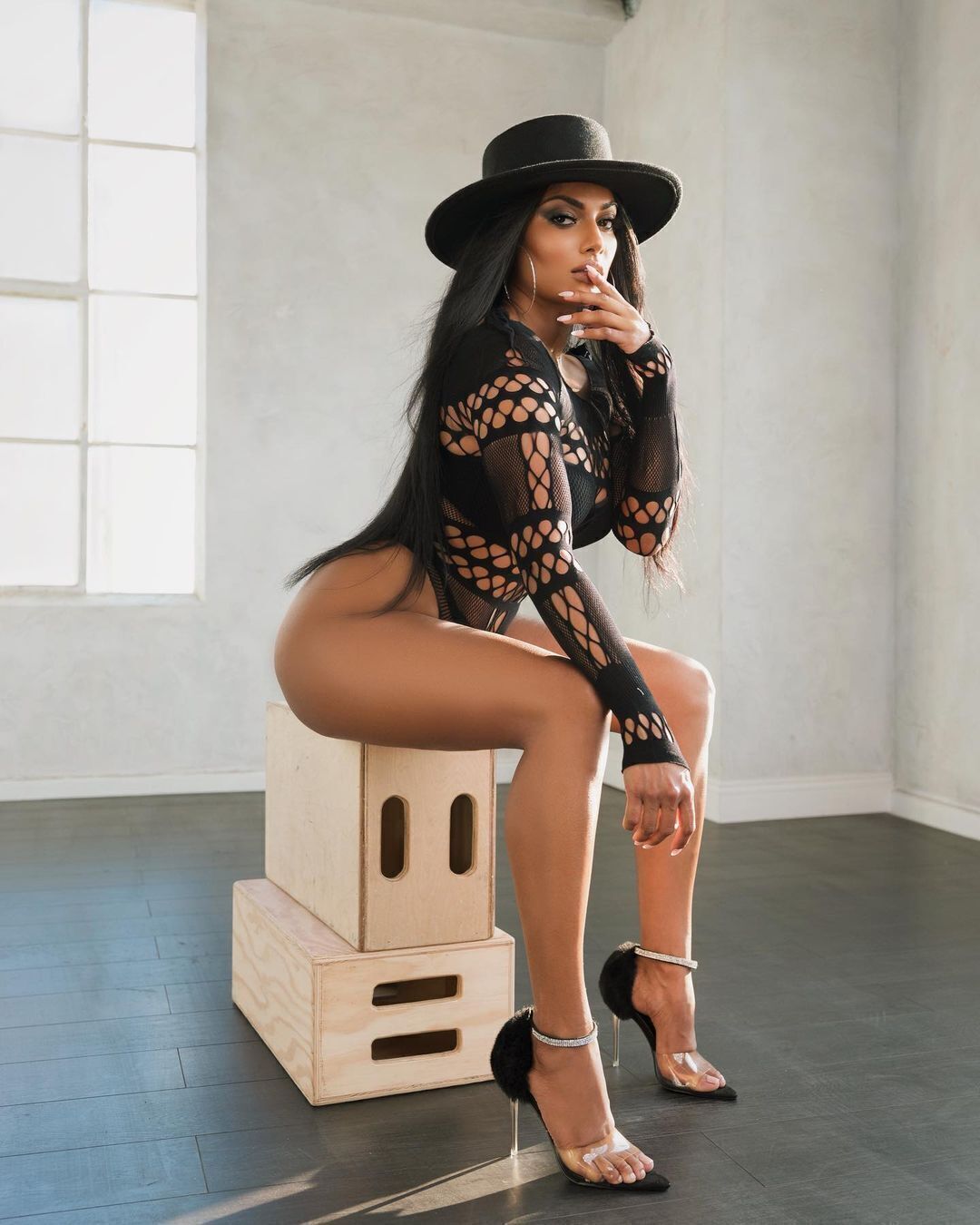 PHOTOS : பிகினியில் வளைந்து நெளிந்து போஸ் கொடுத்த சந்திரிக்கா ரவி.. சுண்டியிழுக்கும் லேட்டஸ்ட் பிக்ஸ்.. 