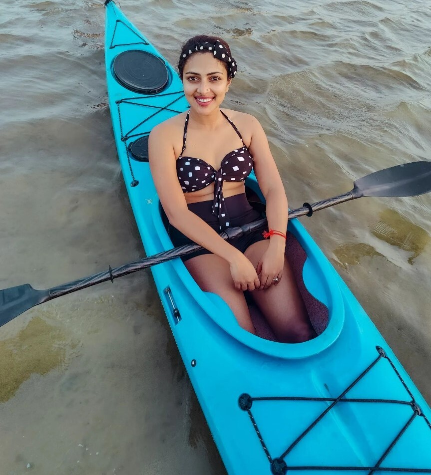 PHOTOS : பிகினியில் ஜாலி குளியல்.. பீச்சில் ஆட்டம் போடும் அமலா பால்.. 