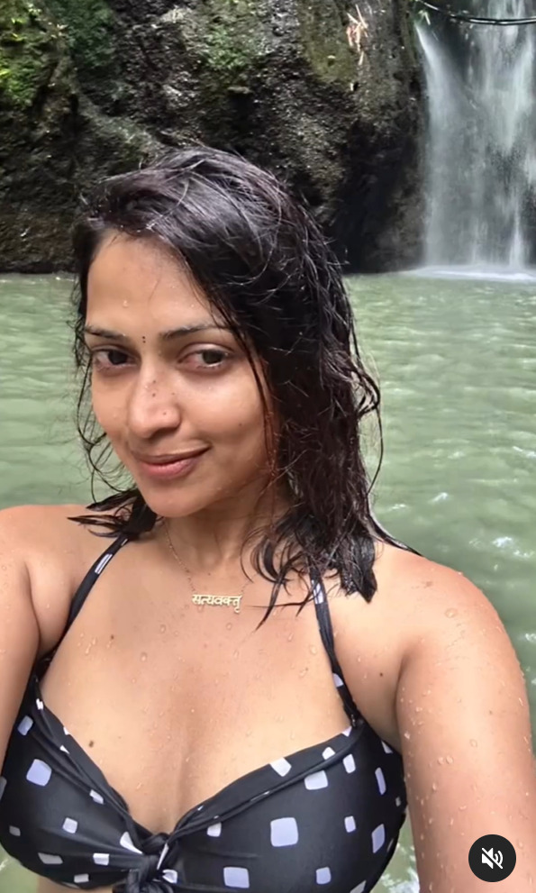 PHOTOS : பிகினியில் ஜாலி குளியல்.. பீச்சில் ஆட்டம் போடும் அமலா பால்.. 