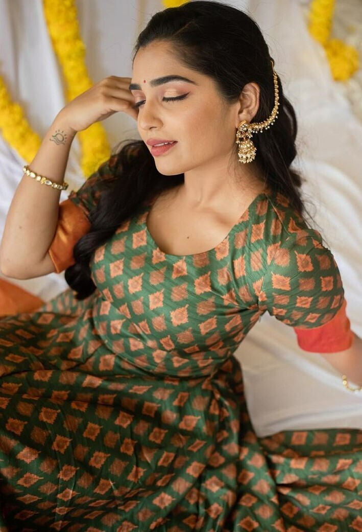 PHOTOS : வெள்ளை உடையில் வசீகரிக்கும் விஜய் பட நடிகை.. 