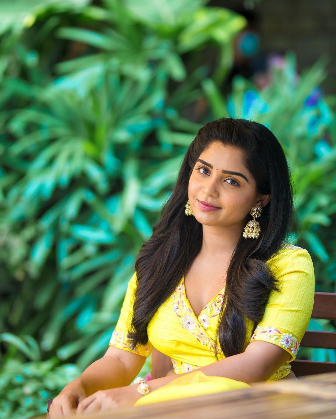 PHOTOS : வெள்ளை உடையில் வசீகரிக்கும் விஜய் பட நடிகை.. 