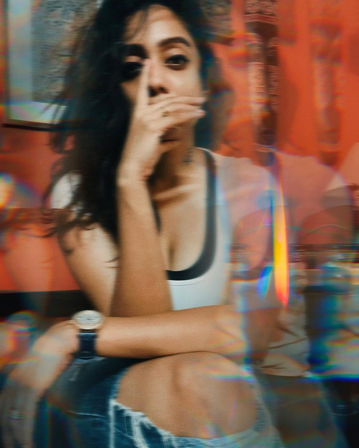 PHOTOS : உடலை ஒரு சைஸாக நெளித்து.. ஏங்கவைக்கும் போஸில் அபிராமி வெங்கடாசலம்..  