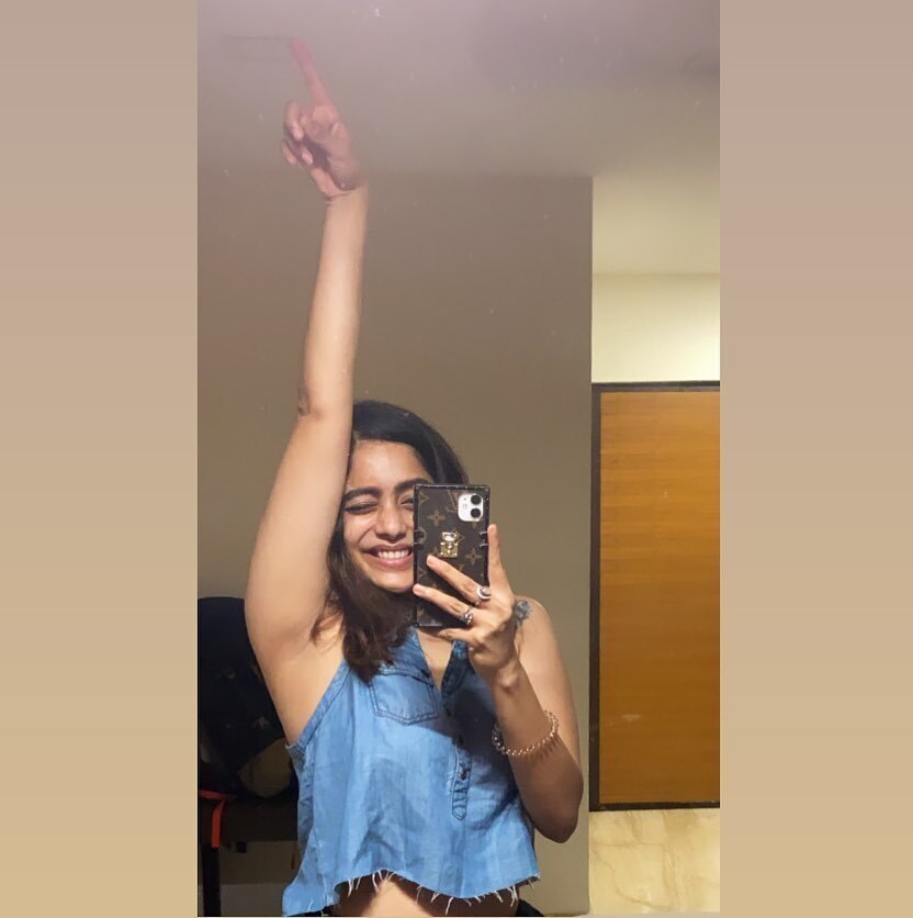 PHOTOS : உடலை ஒரு சைஸாக நெளித்து.. ஏங்கவைக்கும் போஸில் அபிராமி வெங்கடாசலம்..  