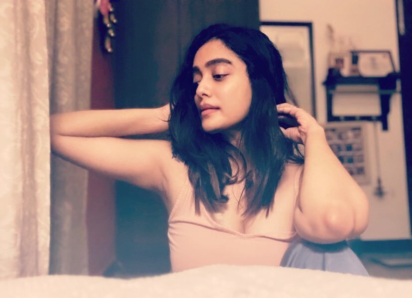 PHOTOS : உடலை ஒரு சைஸாக நெளித்து.. ஏங்கவைக்கும் போஸில் அபிராமி வெங்கடாசலம்..  