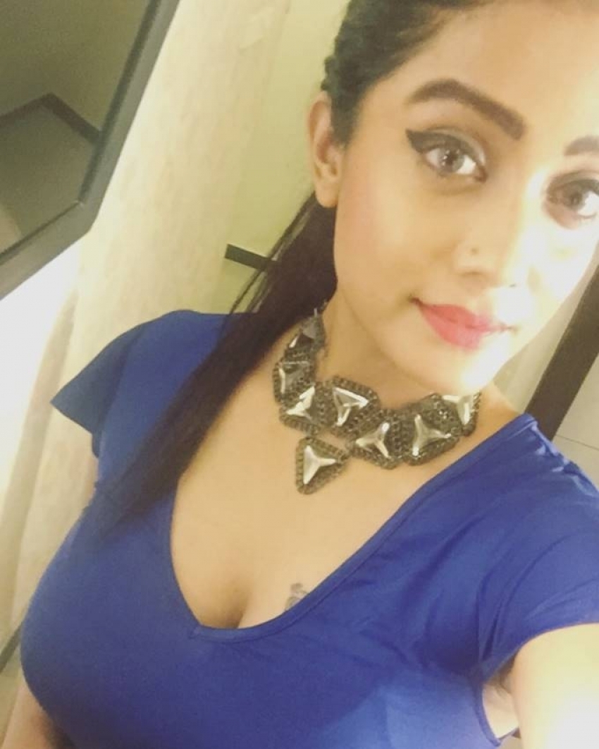 PHOTOS : உடலை ஒரு சைஸாக நெளித்து.. ஏங்கவைக்கும் போஸில் அபிராமி வெங்கடாசலம்..  