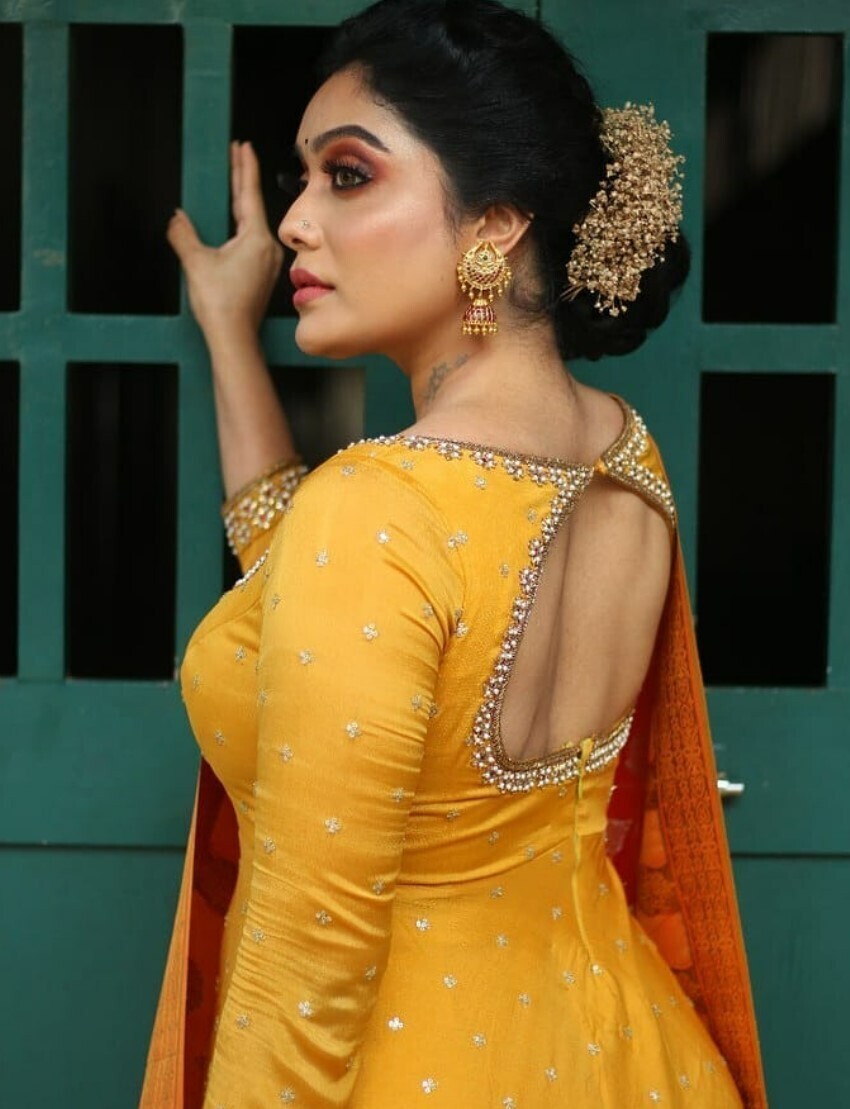 PHOTOS : உடலை ஒரு சைஸாக நெளித்து.. ஏங்கவைக்கும் போஸில் அபிராமி வெங்கடாசலம்..  