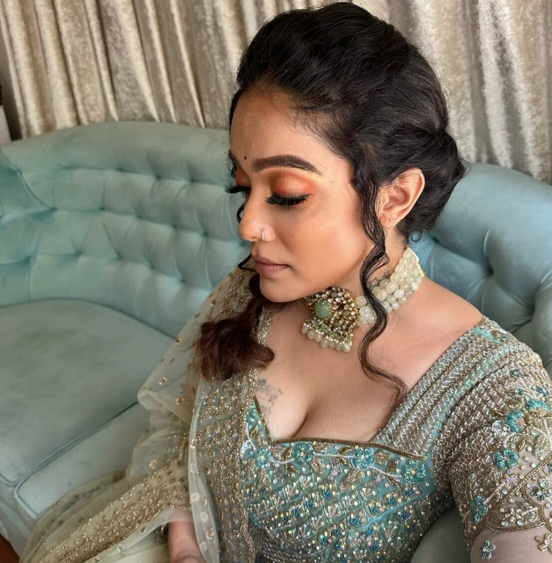 PHOTOS : உடலை ஒரு சைஸாக நெளித்து.. ஏங்கவைக்கும் போஸில் அபிராமி வெங்கடாசலம்..  