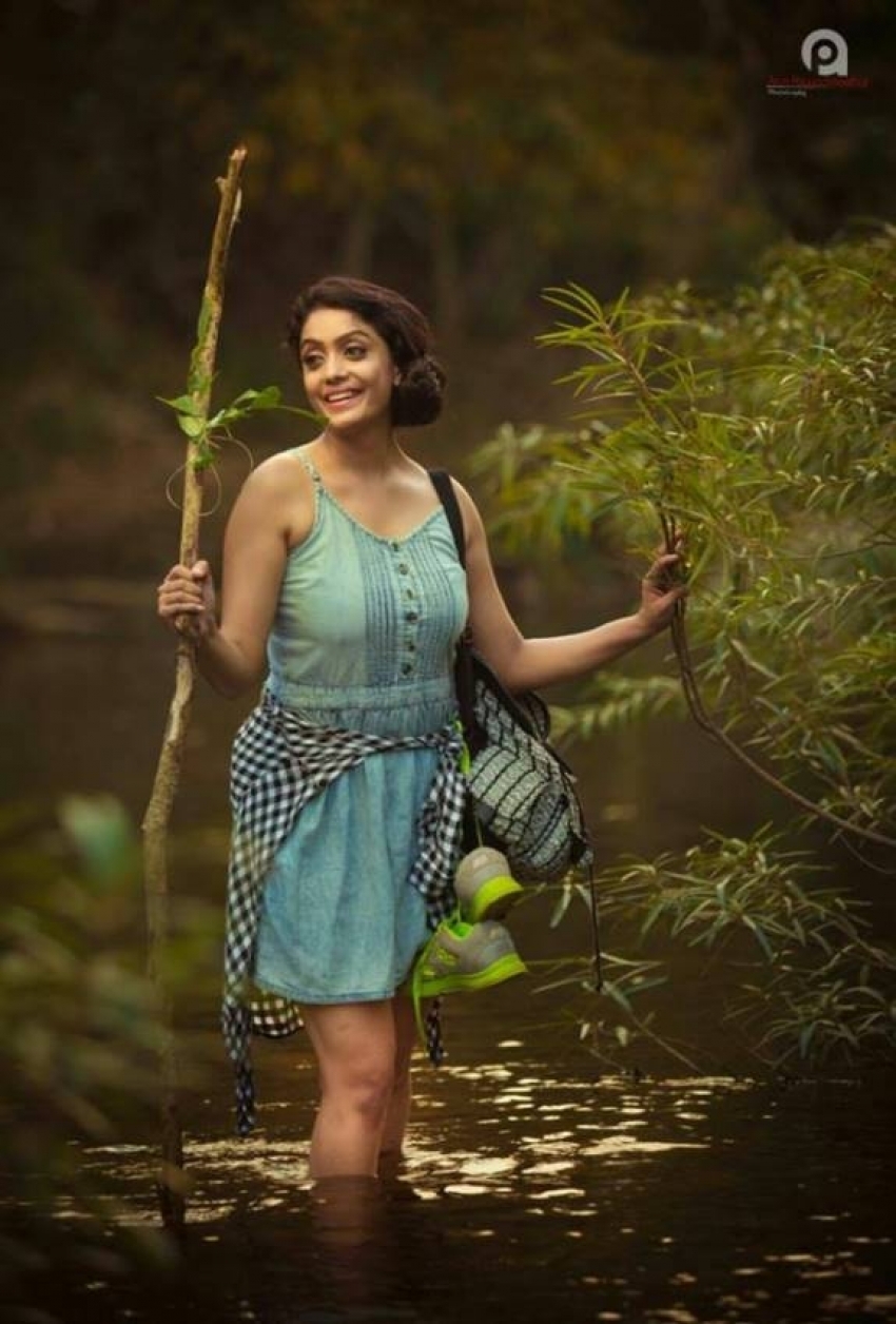 PHOTOS : உடலை ஒரு சைஸாக நெளித்து.. ஏங்கவைக்கும் போஸில் அபிராமி வெங்கடாசலம்..  