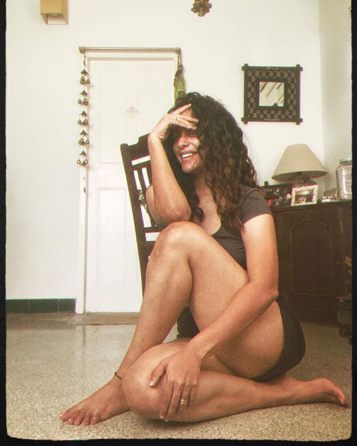 PHOTOS : உடலை ஒரு சைஸாக நெளித்து.. ஏங்கவைக்கும் போஸில் அபிராமி வெங்கடாசலம்..  