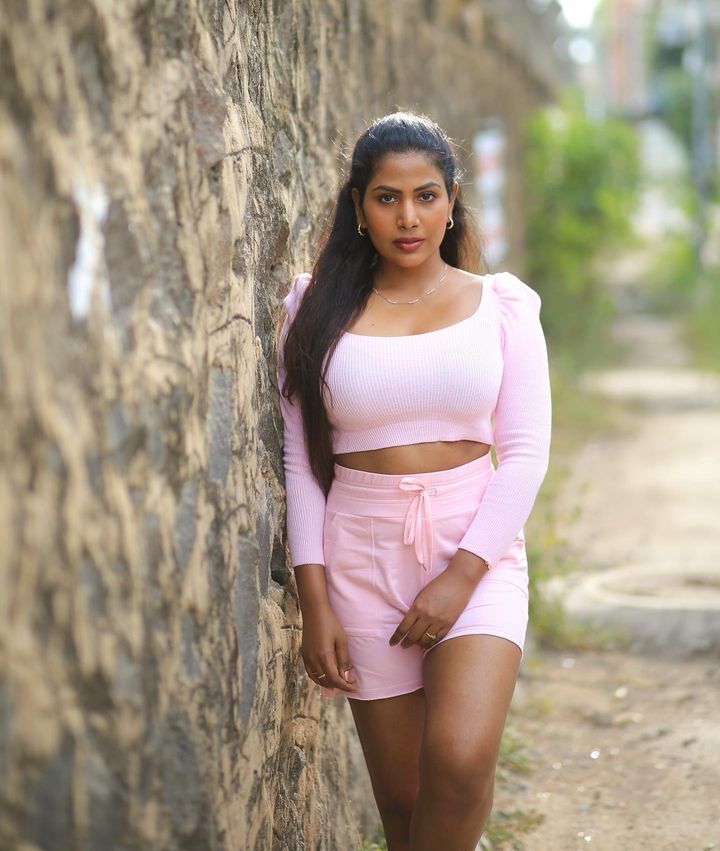 PHOTOS : சேலையில் செதுக்கிய சிலையாய்.. மாடல் சுவிதா ராஜேந்திரனின் கலக்கல் பிக்ஸ்..