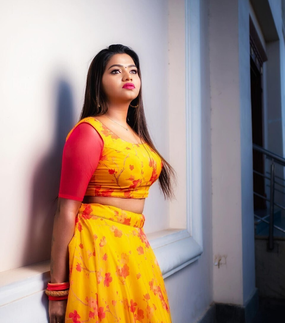 PHOTOS : அழகு தேவதையாய்.. டியூப் டாப் உடையில் மிரட்டும் ஷாலு ஷம்மு..