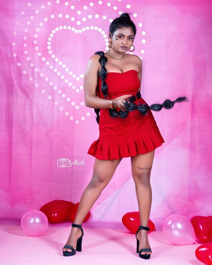 PHOTOS : அழகு தேவதையாய்.. டியூப் டாப் உடையில் மிரட்டும் ஷாலு ஷம்மு..