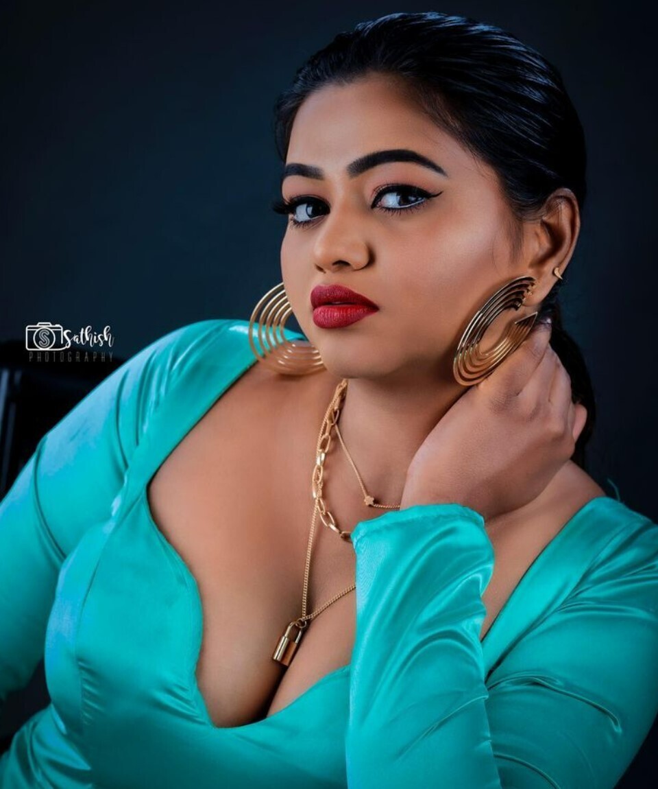 PHOTOS : அழகு தேவதையாய்.. டியூப் டாப் உடையில் மிரட்டும் ஷாலு ஷம்மு..