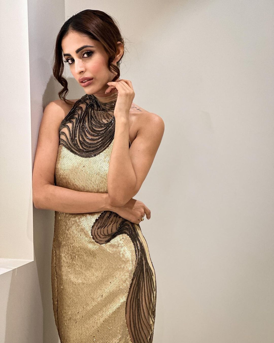 Pics: गोल्डन गाउन पहने 'बेकाबू' फेम प्रिया बनर्जी ने गिराईं हु्स्न की बिजलियां, देखें ये सेक्सी पोज 