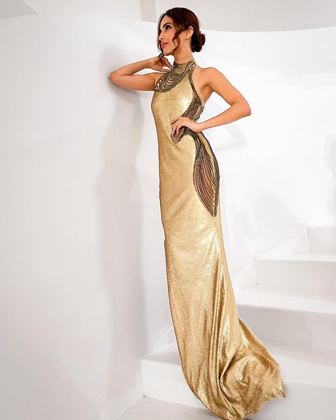 Pics: गोल्डन गाउन पहने 'बेकाबू' फेम प्रिया बनर्जी ने गिराईं हु्स्न की बिजलियां, देखें ये सेक्सी पोज 