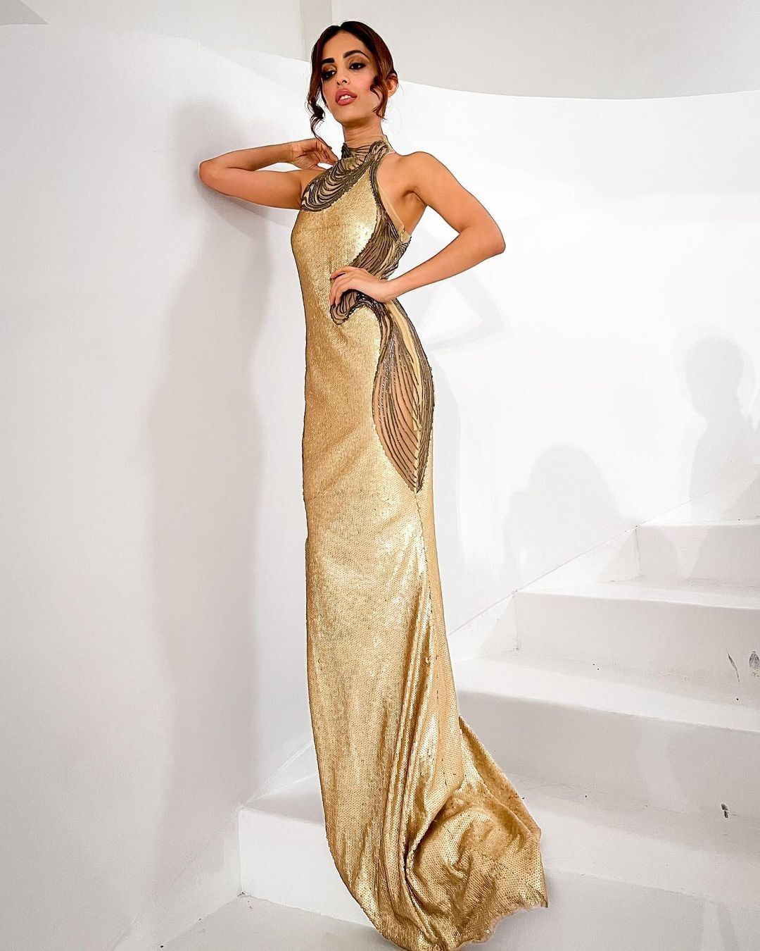 Pics: गोल्डन गाउन पहने 'बेकाबू' फेम प्रिया बनर्जी ने गिराईं हु्स्न की बिजलियां, देखें ये सेक्सी पोज 