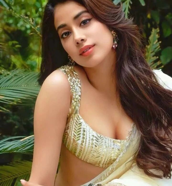 Pics: बिन ब्लाउज पहने जाह्नवी कपूर ने बदन पर लपेट ली साड़ी, दिलकश अंदाज देख लोग हुए बेहाल 