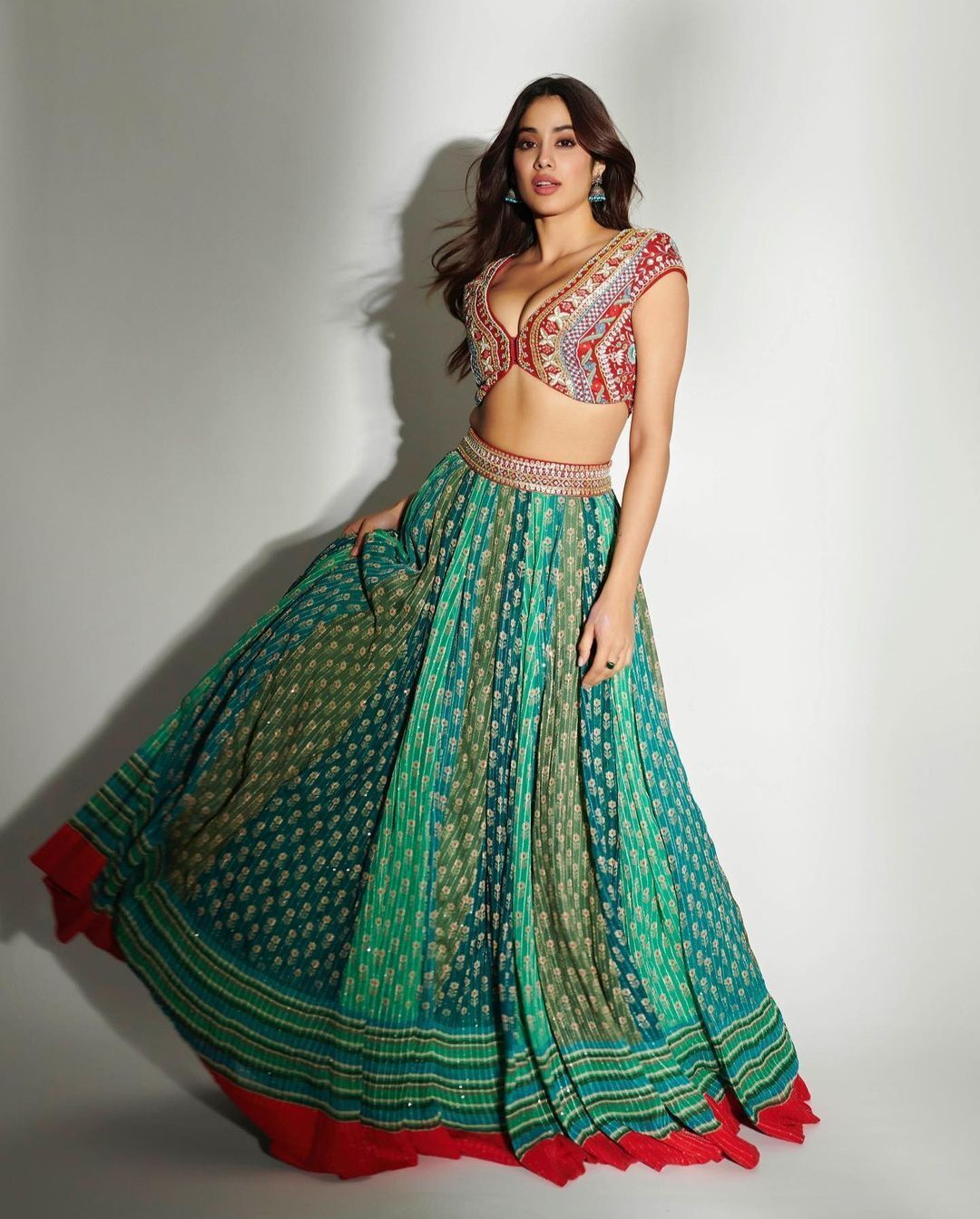 Pics: बिन ब्लाउज पहने जाह्नवी कपूर ने बदन पर लपेट ली साड़ी, दिलकश अंदाज देख लोग हुए बेहाल 