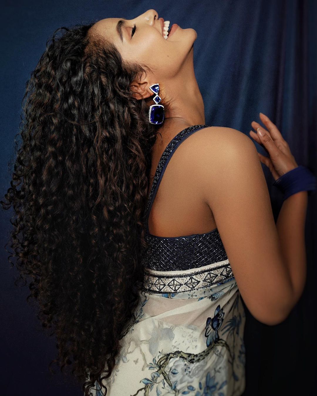 Anupama Parameswaran: അനുപമ പൊളിയല്ലേ... സാരിയിൽ സൂപ്പറായി സൌത്ത് സുന്ദരി; സമ്മർ പുത്തൻ ലുക്കിൽ കൂളാക്കി താരം