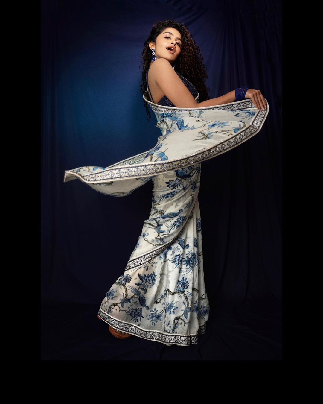 Anupama Parameswaran: അനുപമ പൊളിയല്ലേ... സാരിയിൽ സൂപ്പറായി സൌത്ത് സുന്ദരി; സമ്മർ പുത്തൻ ലുക്കിൽ കൂളാക്കി താരം