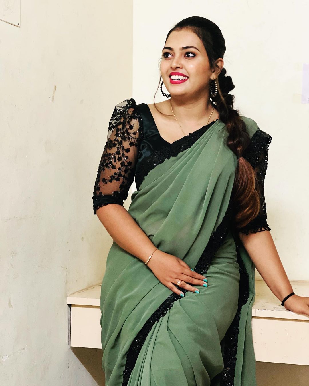 Mridula Vijay: കണ്ണെടുക്കാൻ കഴിയുന്നില്ല... ലഹങ്കയിൽ കലക്കൻ ലുക്കിൽ മൃദുല വിജയ്, ആരാധകരുടെ മനം മയക്കി താരം