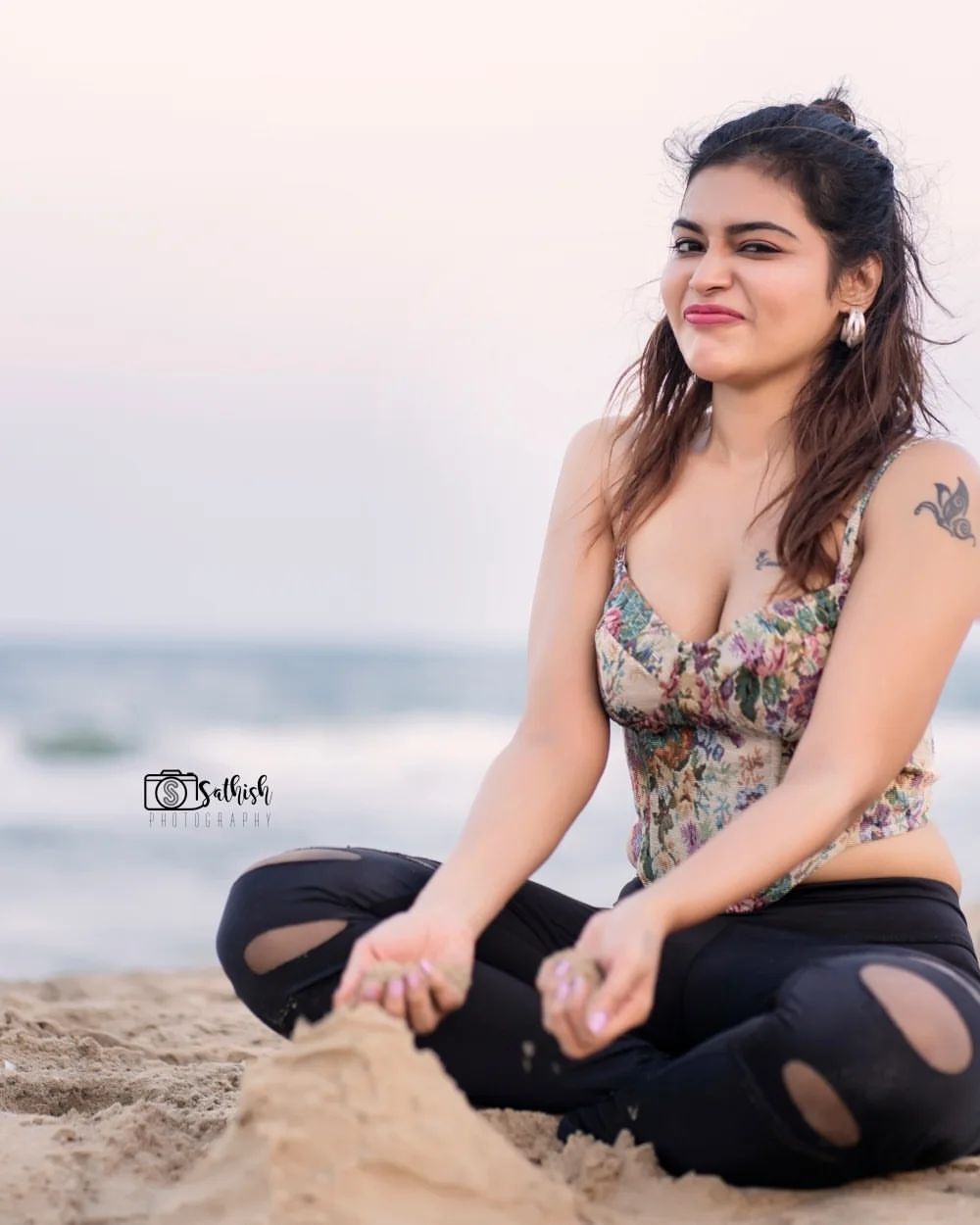 దర్శన్ గుప్తా హాట్ షో.. హీటెక్కిపోతున్న కుర్రాళ్లు..!
