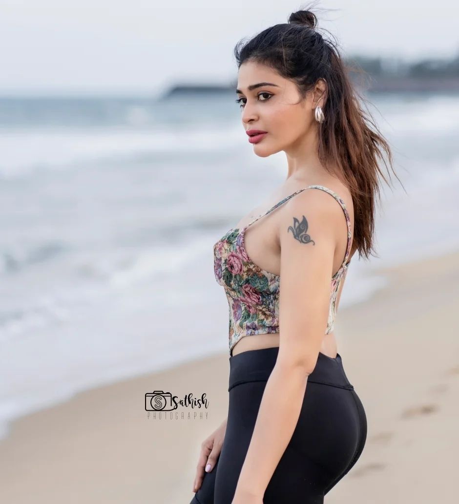 దర్శన్ గుప్తా హాట్ షో.. హీటెక్కిపోతున్న కుర్రాళ్లు..!