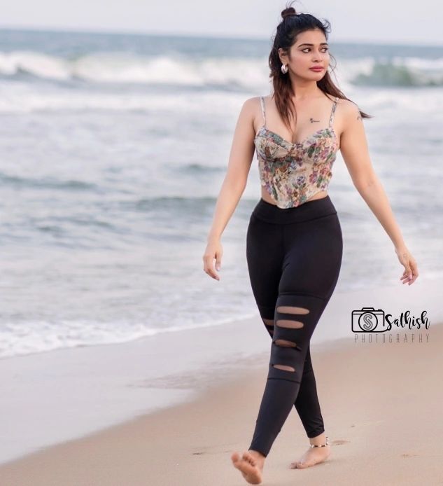 దర్శన్ గుప్తా హాట్ షో.. హీటెక్కిపోతున్న కుర్రాళ్లు..!