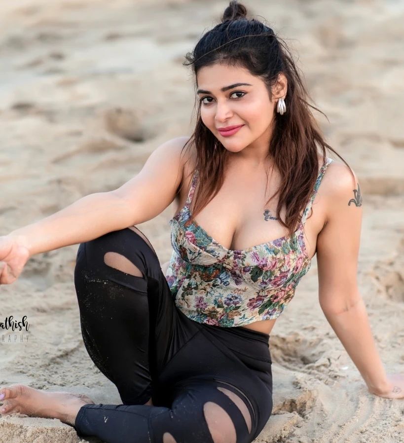 దర్శన్ గుప్తా హాట్ షో.. హీటెక్కిపోతున్న కుర్రాళ్లు..!