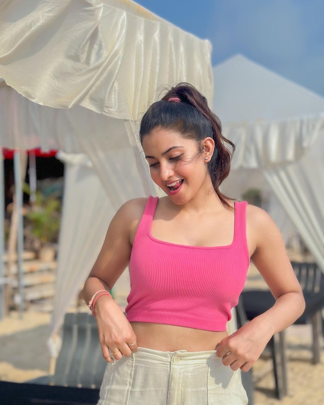 కవ్వించే అందాలతో కుర్రకారును చిత్తు చేస్తున్న దీపికా పిల్లి.